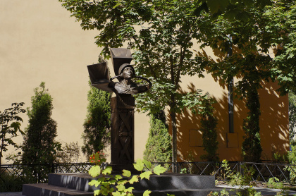 Памятник «Слепой слухач — защитник блокадного Ленинграда»