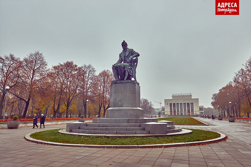 Зритель санкт петербурга. Сад ТЮЗ Санкт-Петербург. Театр юного зрителя СПБ. Сад ТЮЗА СПБ. Сад театра юных зрителей.