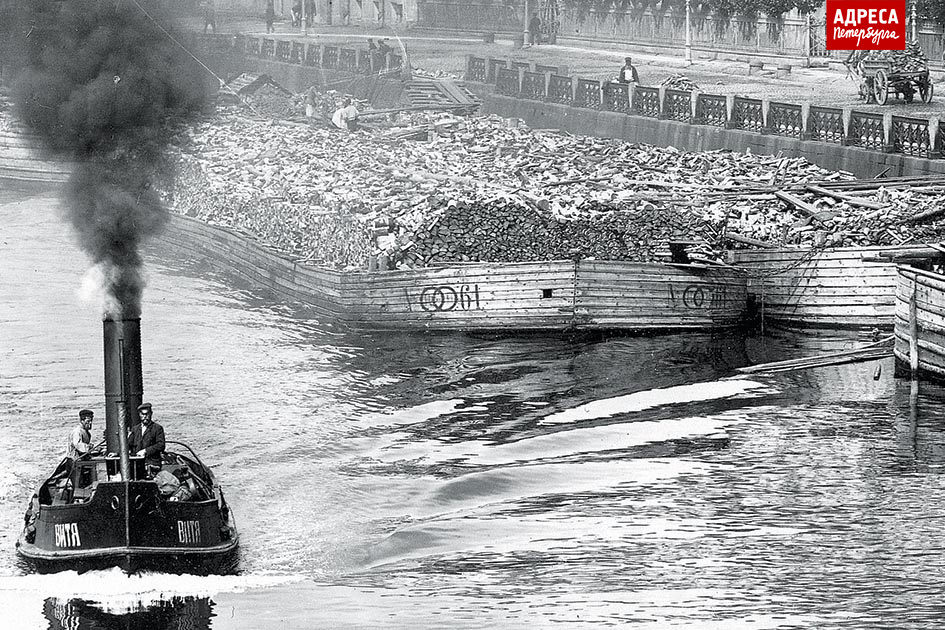 Река Фонтанка с паровым катером, баржей и прочими пришвартованными судами-фото2