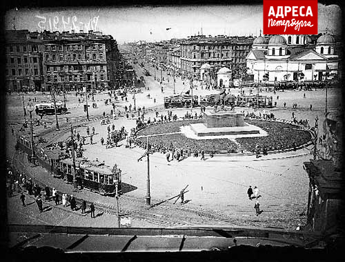 Трамвай на углу Невского проспекта и Садовой улицы. 1910-е годы. Архивная фотография