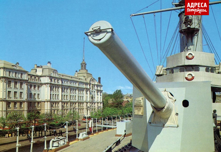 Носовое (баковое) 6-дюймовое (152-мм) орудие крейсера. Фотография 1983 года В. Полякова