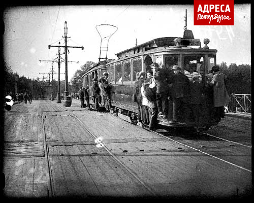 Один из способов безбилетного проезда на так называемой «Колбасе». 1920-е годы. Архивная фотография