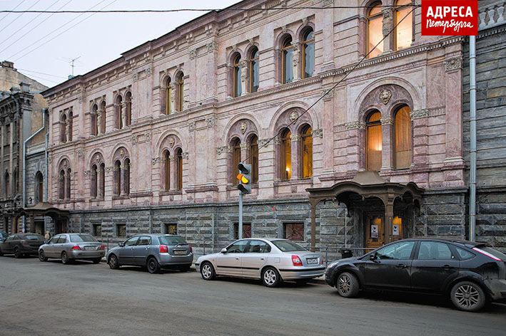 Фасад Малого мраморного дворца в Сергиевском квартале на Гагаринской улице, где располагается Европейский университет.