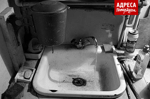 Эмалированная раковина и кран с холодной водой на кухне. Горячая вода помещается в рукомойнике (улица Достоевского, дом № 36)